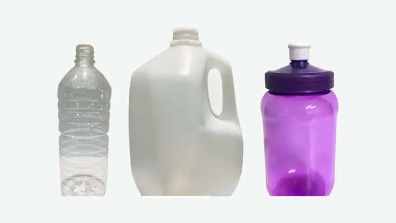Botella de PET transparente, galón de HDPE blanco con asa y tarro de PET morado con tapa chupón
